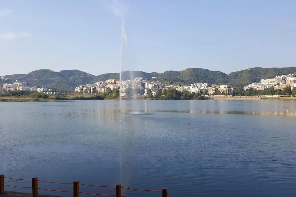 Apartment Bright Guest Suit 15 Min By Bus To Center Tirana