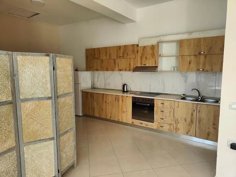 Bright Guest Suit 15 Min By Bus To Center Tirana