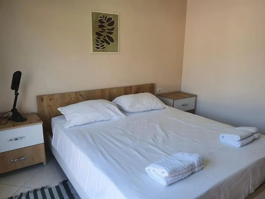 Apartment Bright Guest Suit 15 Min By Bus To Center Tirana